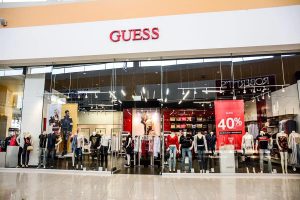 Tienda Guess en plaza Outlet Puebla Premier