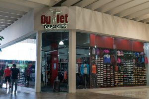 Tienda Outlet Deportes en plaza Outlet Puebla Premier