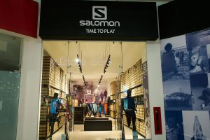 Tienda Salomon en plaza Outlet Puebla Premier