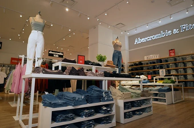 interior-outlet-abercrombie-fitch-tienda